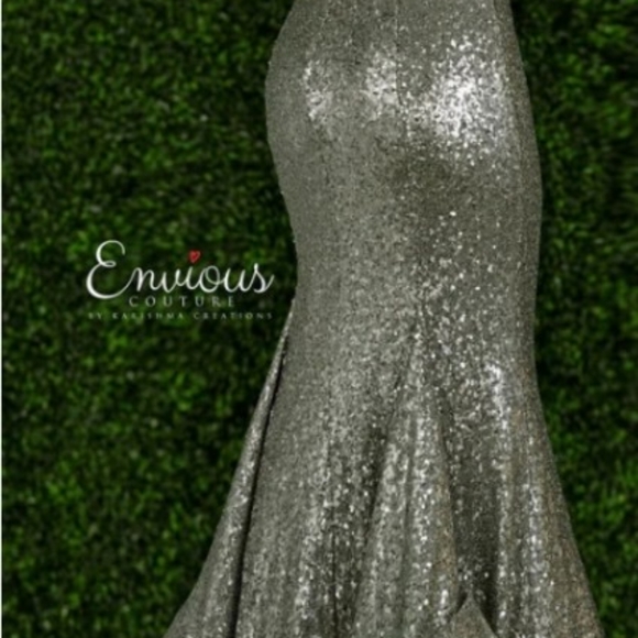 Silver sequined  gown - Picture 2 of 10